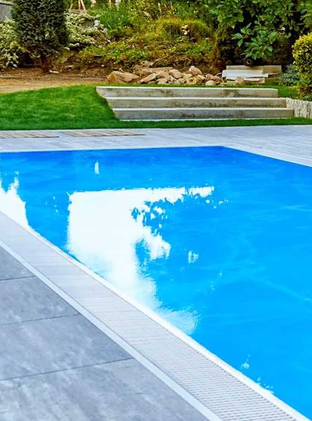 Diamant Polypropylen Pool umgeben von Sträuchern