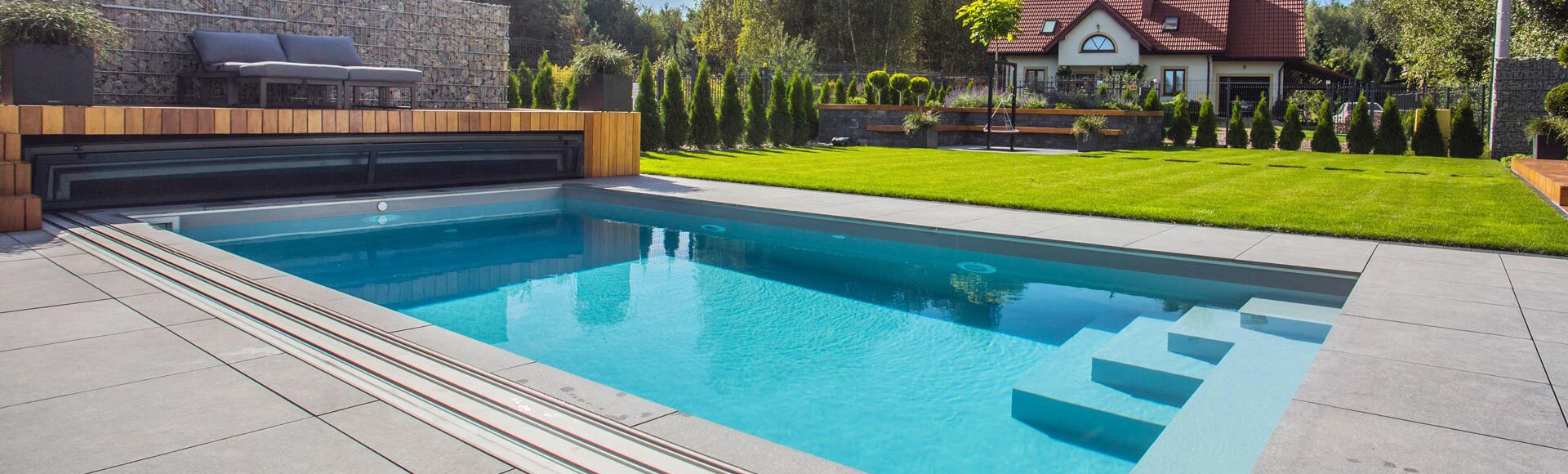 Schön angelegter Pool im Garten mit geöffneter Überdachung