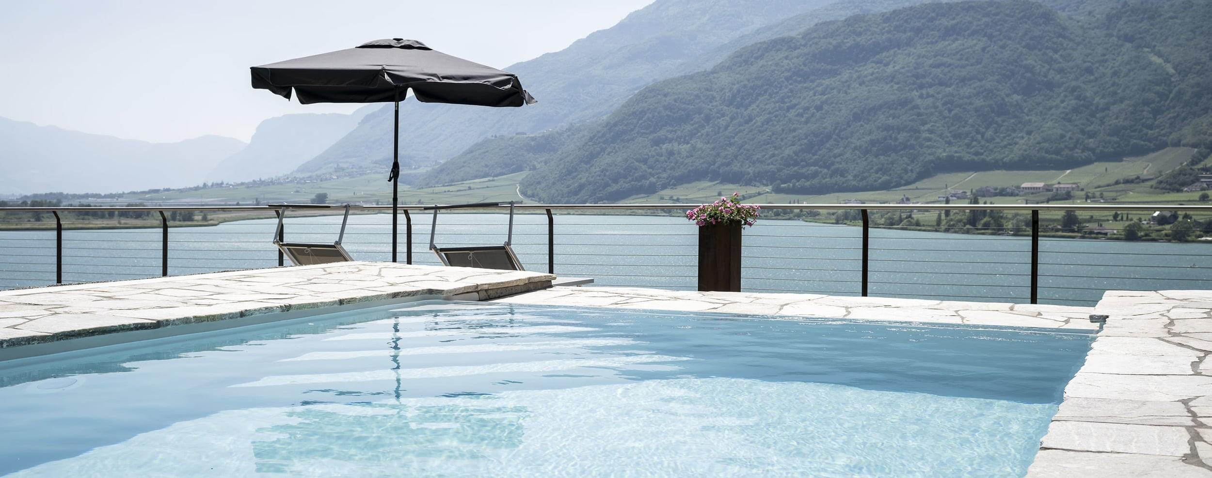 Polyfaser-Pool in wunderschöner bergiger Landschaft