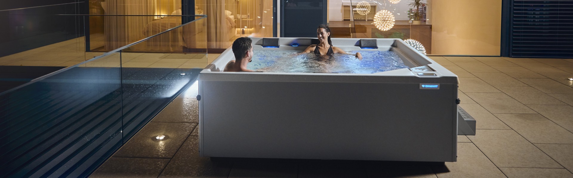 Pärchen entspannt nachts im Diamant-Spa