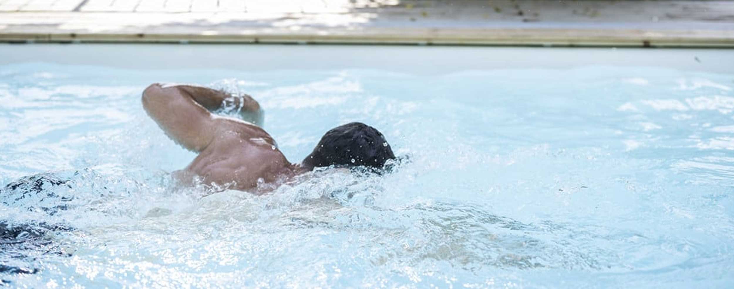 Schwimmer im Gegenstrom-Pool