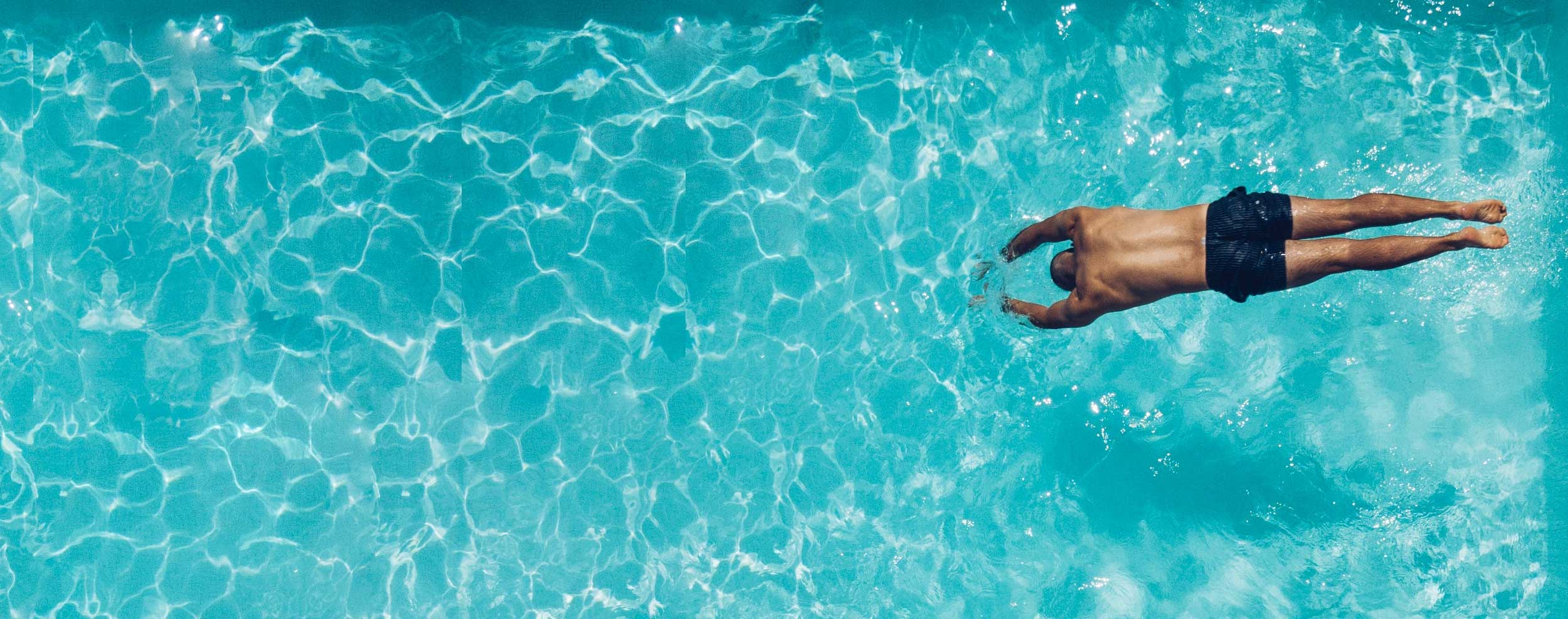 Schwimmer springt in einen Pool