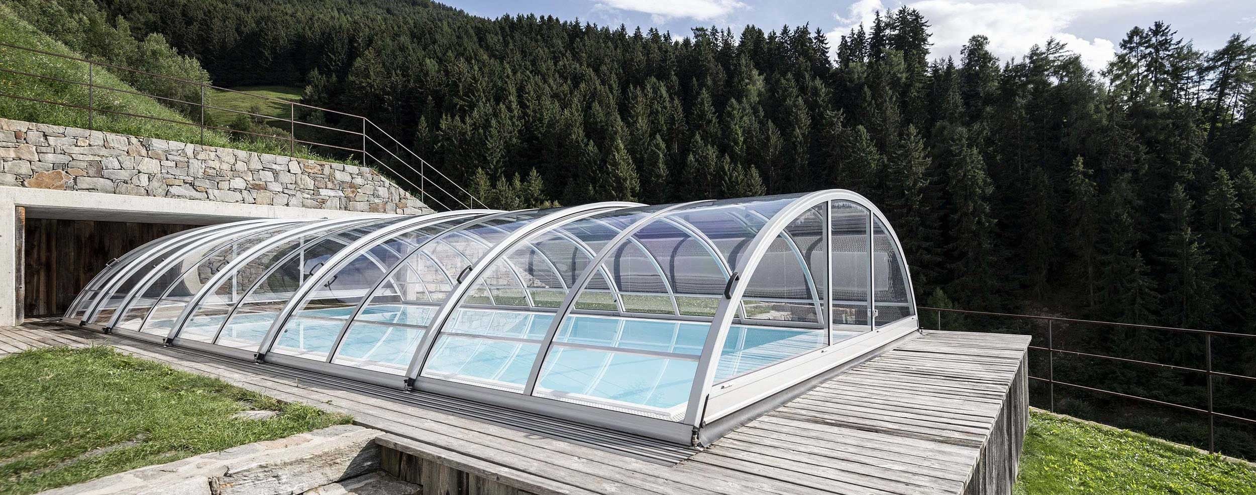 Halbrunde Poolüberdachung im ländlichen Raum