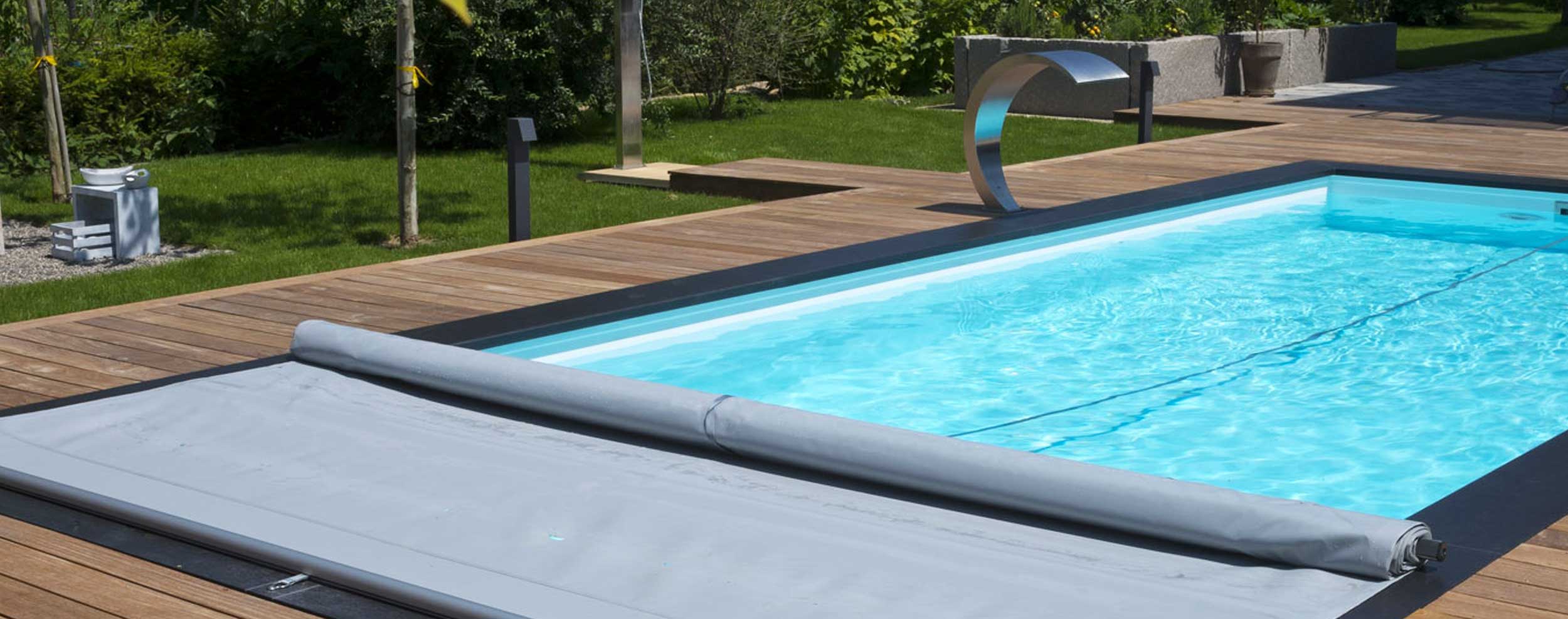 geöffneter Rollschutz über einen Pool